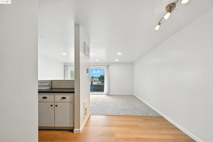Property Photo: 5 Embarcadero 129 CA 94607
