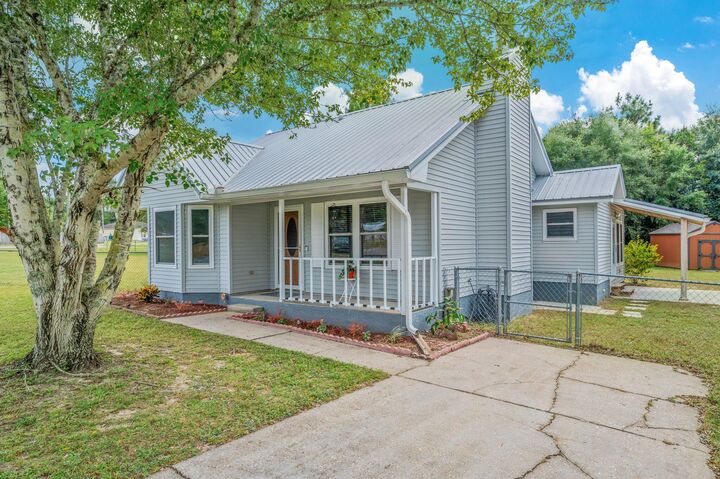 Property Photo:  3316 Colonial Court  FL 32539 