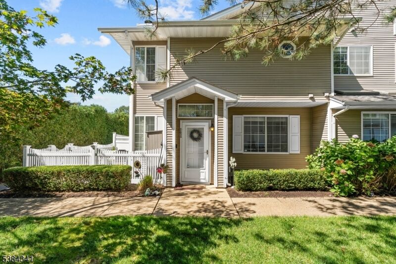 Property Photo:  11 Bentley Court Ondo  NJ 07921 