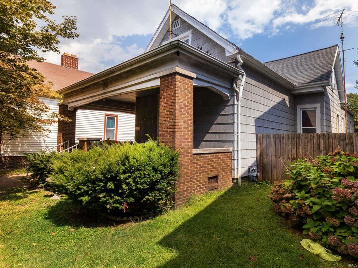 Property Photo:  1021 N Second Avenue  IN 47710 
