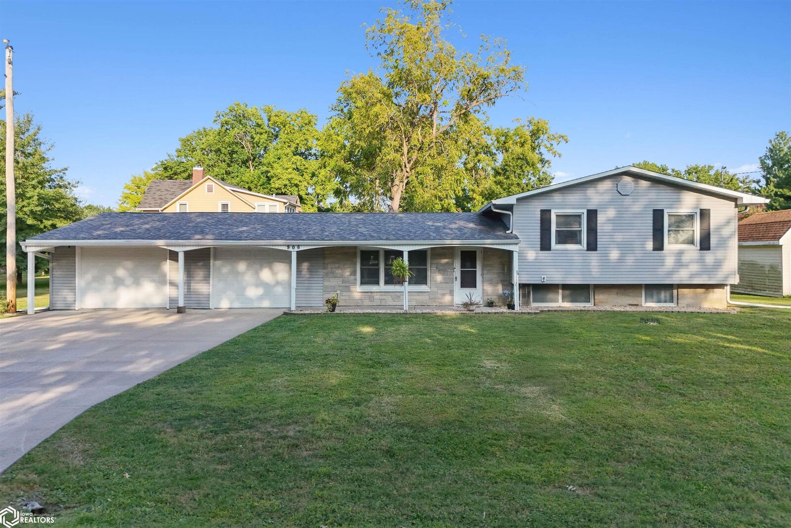 Property Photo:  906 Westland Drive  IA 52601