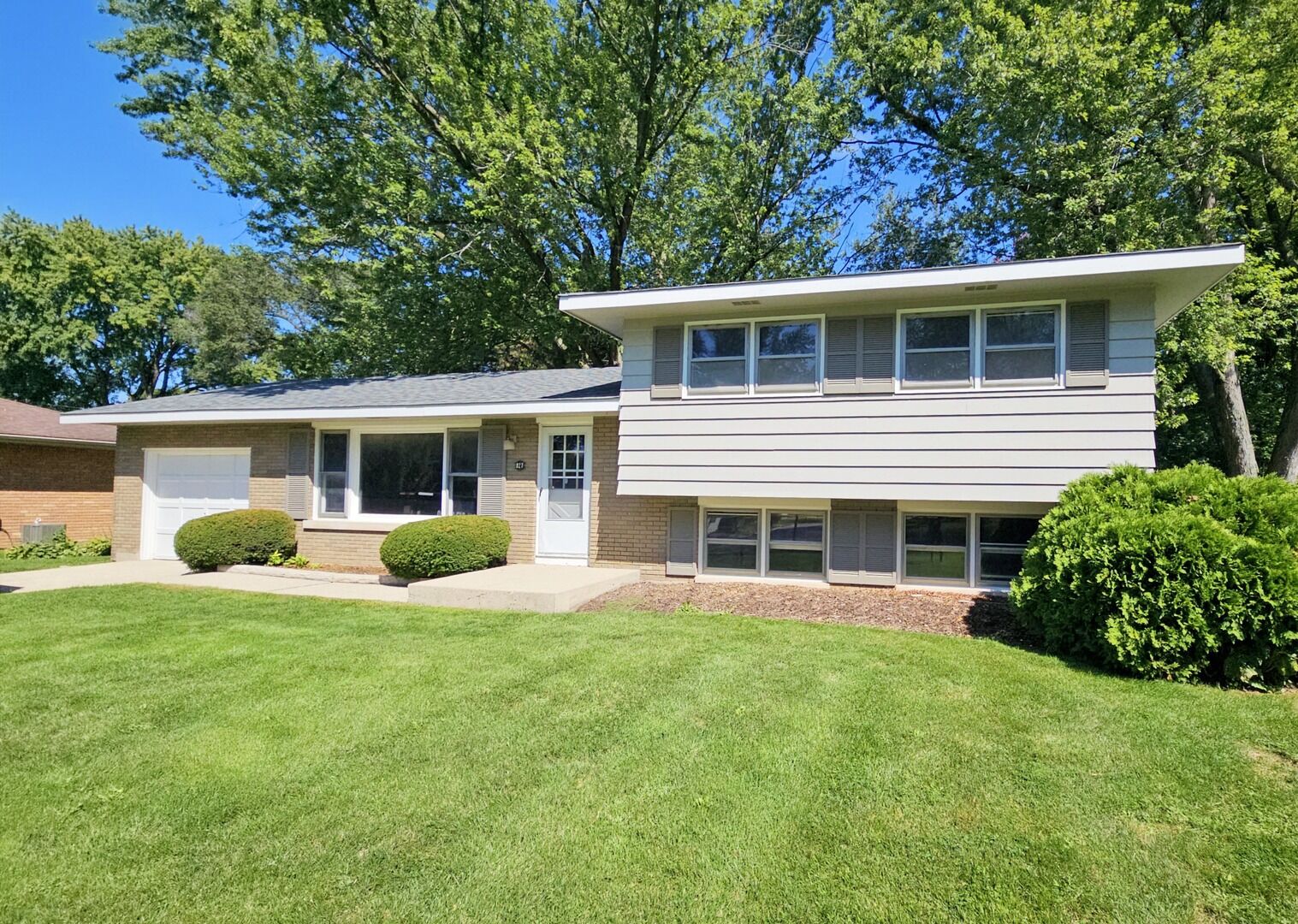 Property Photo:  827 Balmoral Drive  IL 60118 