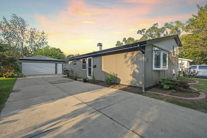 Property Photo: 1514 Amarillo Drive IL 60110