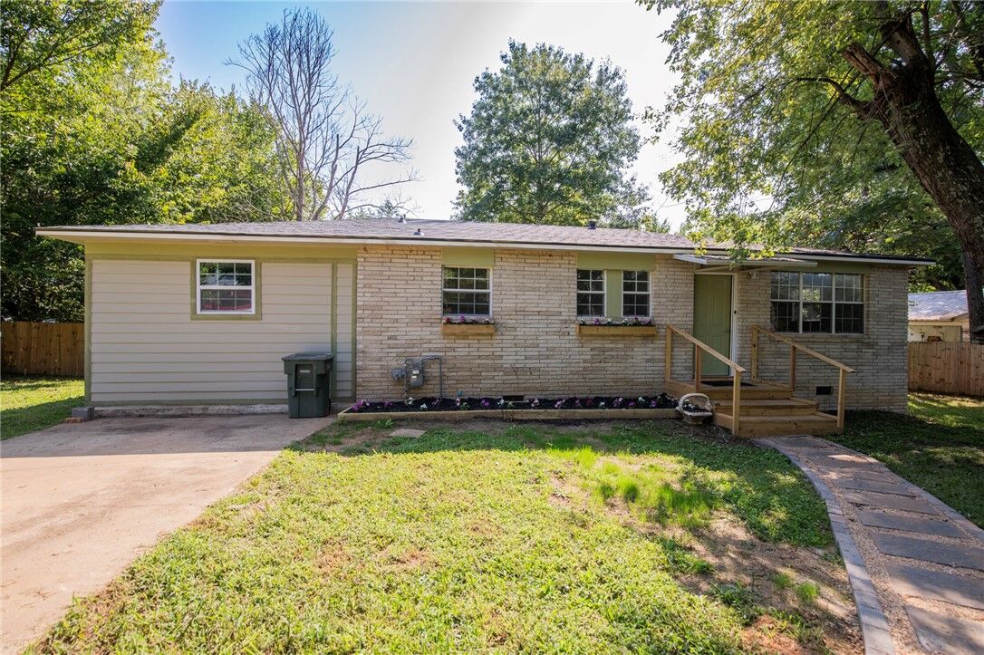 Property Photo: 1208 S Lake Sequoyah Drive AR 72701