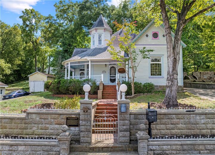 Property Photo:  610 W Central Avenue  AR 72601 