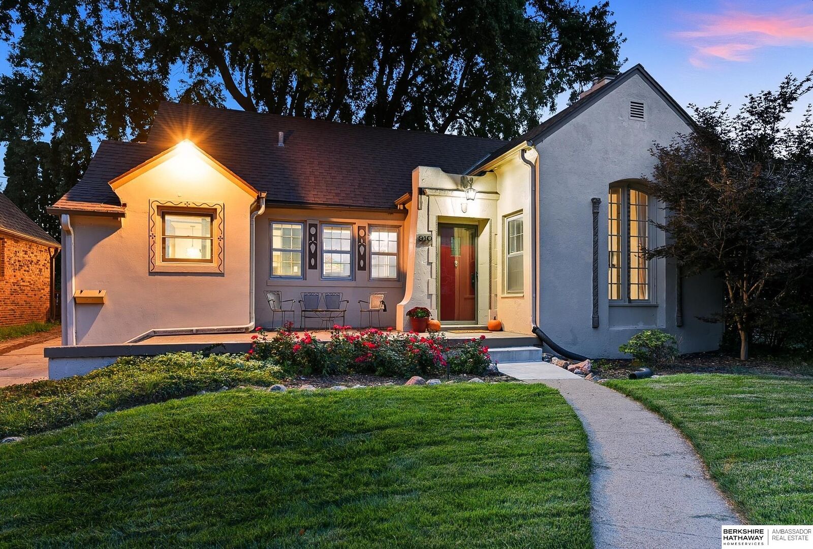 Property Photo:  910 S 58th Street  NE 68106 