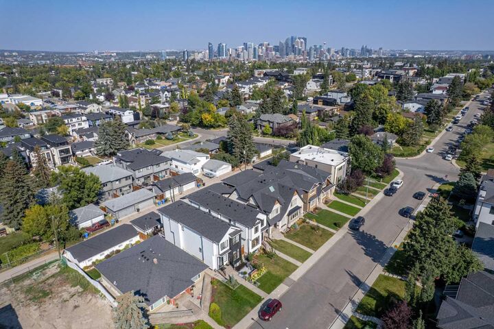 Property Photo:  2420 30 Avenue SW  AB T2T 1R9 