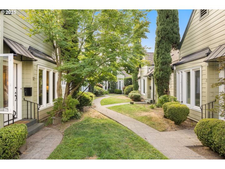 Property Photo: 1411 SE 30th Ave 10 OR 97214