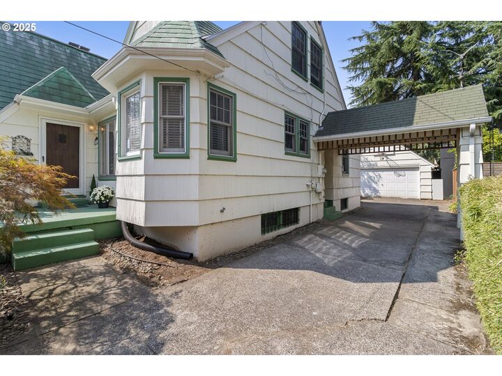 Property Photo:  5825 SE 19th Ave  OR 97202 