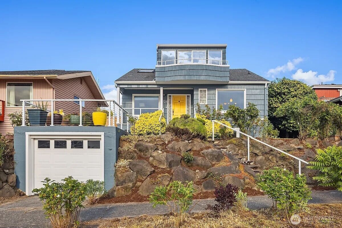 Property Photo:  6924  38th Avenue SW  WA 98126 