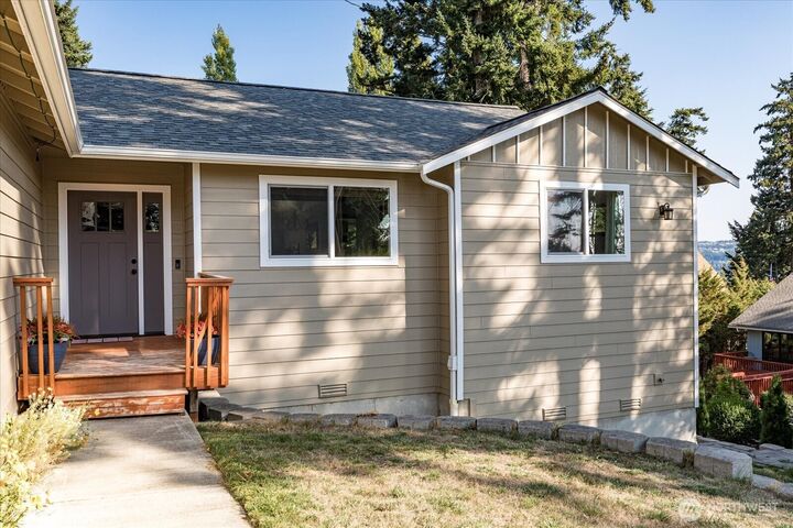 Property Photo:  2030  Rockcress Lane  WA 98277 