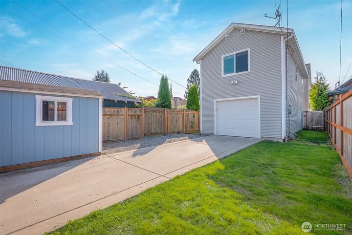 Property Photo:  2521  Chestnut Street  WA 98201 