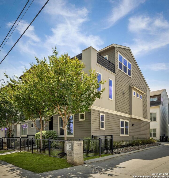 Property Photo:  430 N Clay St, 11  TX 78204 