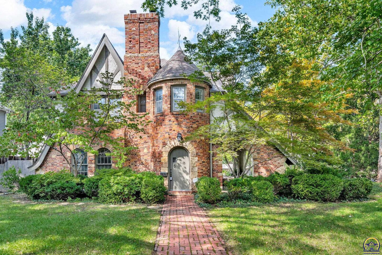 Property Photo:  3100 SW Canterbury Ln  KS 66604 