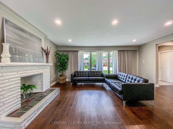 Property Photo: 31 Rockview Gardens ON L4K 2J4