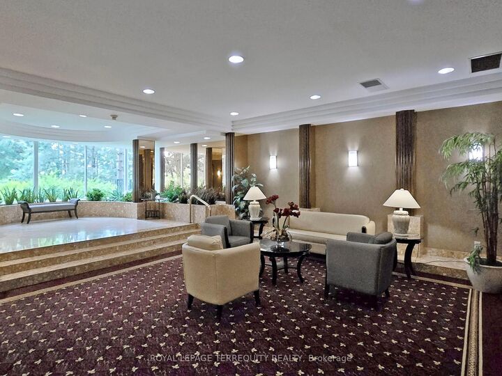 Property Photo:  24 Hanover Road 1709  ON L6S 5K8 
