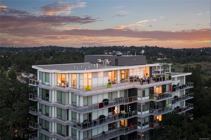 4009 Rainbow Hill Lane Ph902  Saanich BC V8X 0B3 photo