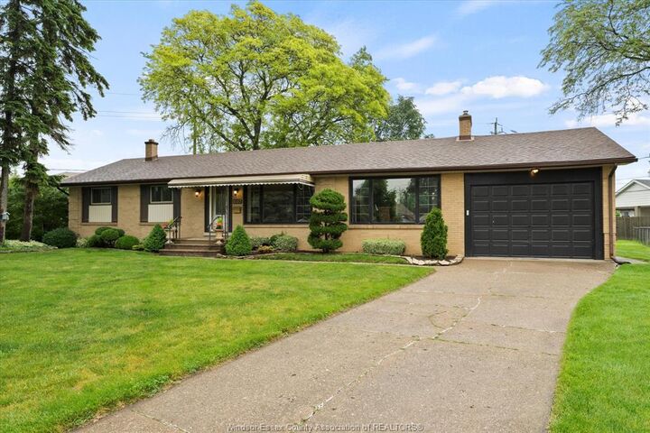 Property Photo:  1537 Cherrylawn Crescent  ON N9E 1P3 
