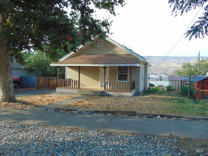 Property Photo:  1825 7th Ave  ID 83501 