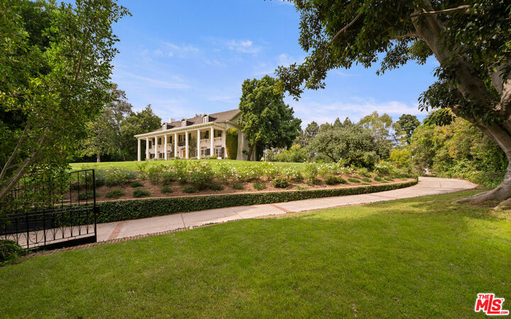 Property Photo:  1006 N Crescent Dr  CA 90210 