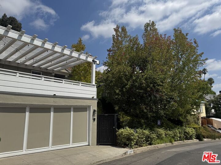 Property Photo:  1348 Londonderry Pl  CA 90069 