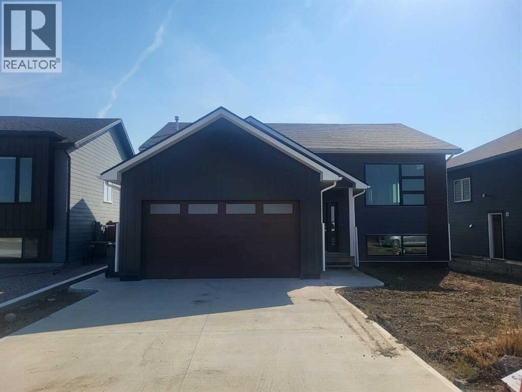 Property Photo:  323 9 Street North  AB T0K 1V0 