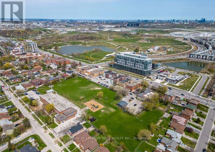 Property Photo:  50 George Butchart Drive 402  ON M2K 0C9 