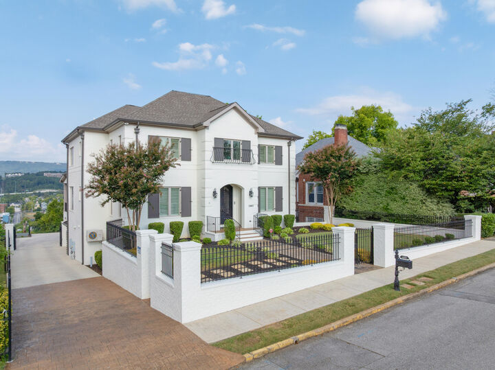 Property Photo:  405 Forest Avenue  TN 37405 