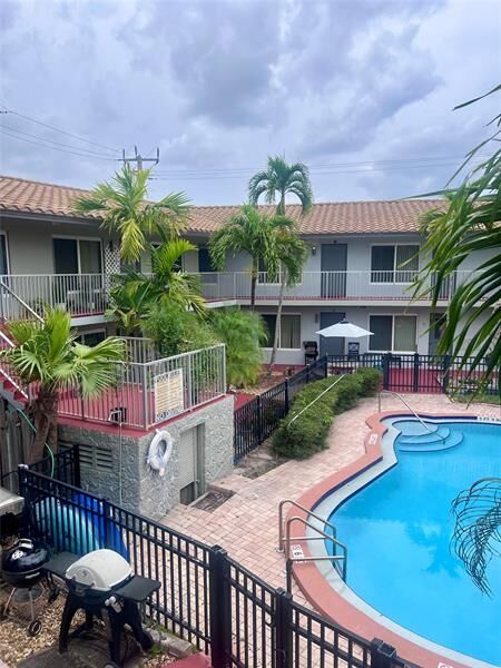 Property Photo:  915 SE 22nd Ave 7  FL 33062