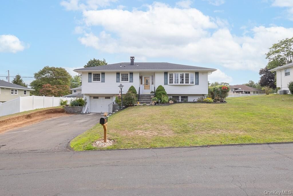 Property Photo:  18 De Halve Maen Drive  NY 10980 