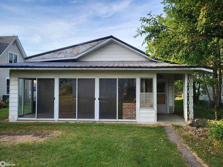 Property Photo:  707 May Street  IA 50158 