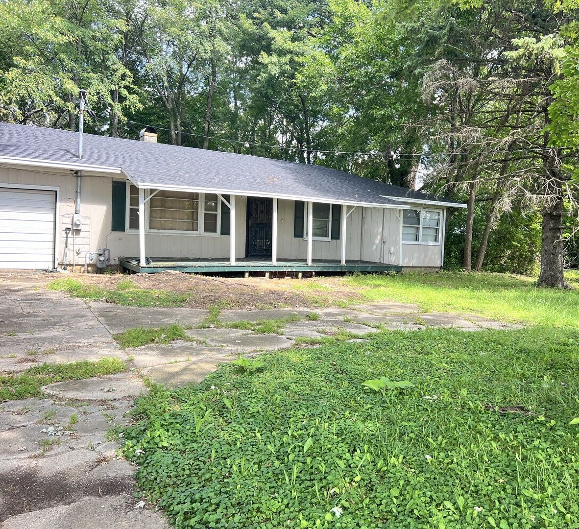 Property Photo: 617 E Fairview Drive IL 60115