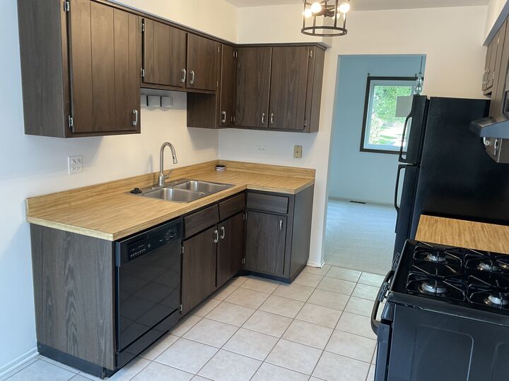 Property Photo:  1129 Rhodes Court  IL 60189 