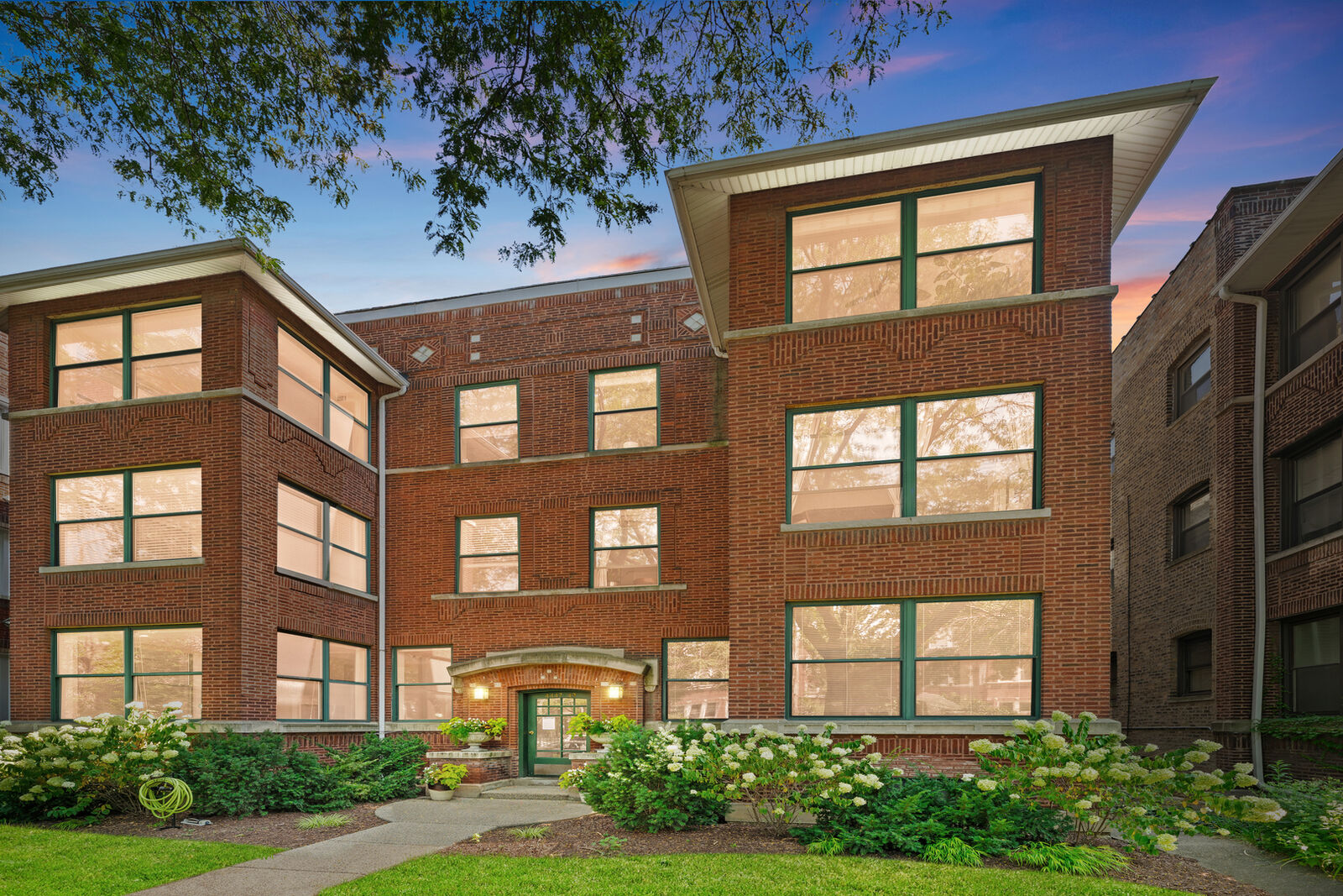 Property Photo: 4449 N Beacon Street 1N IL 60640