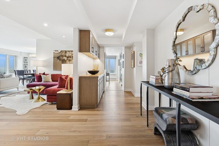 Property Photo:  132 E Delaware Place 5101  IL 60611 