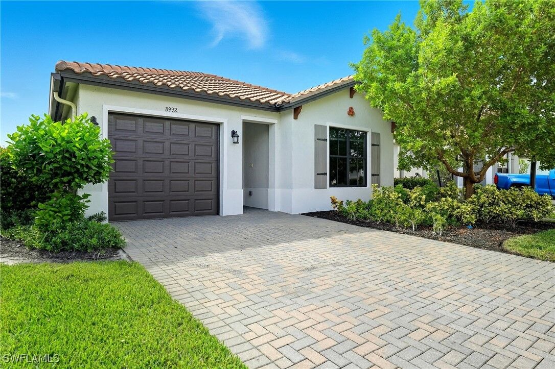 Property Photo:  8992 Madrid Circle  FL 34104 