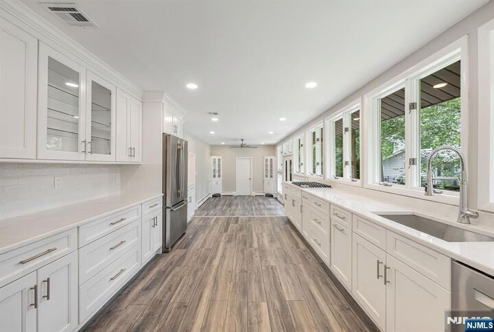 Property Photo:  39 Edgewood Avenue  NJ 07481 