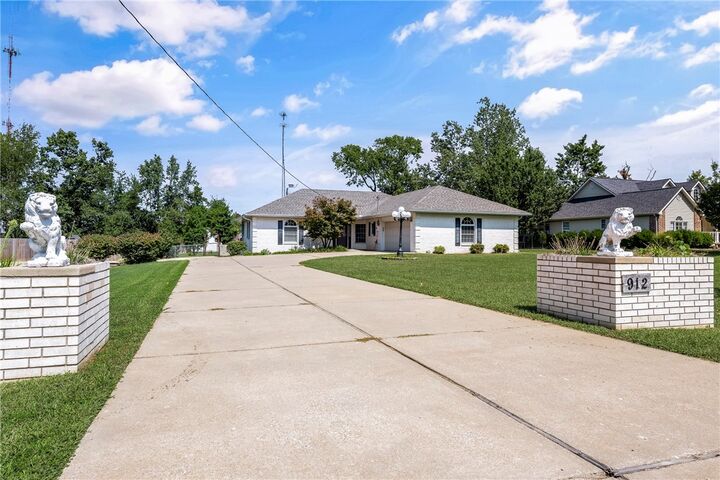 Property Photo: 912 NW 9th Street AR 72712