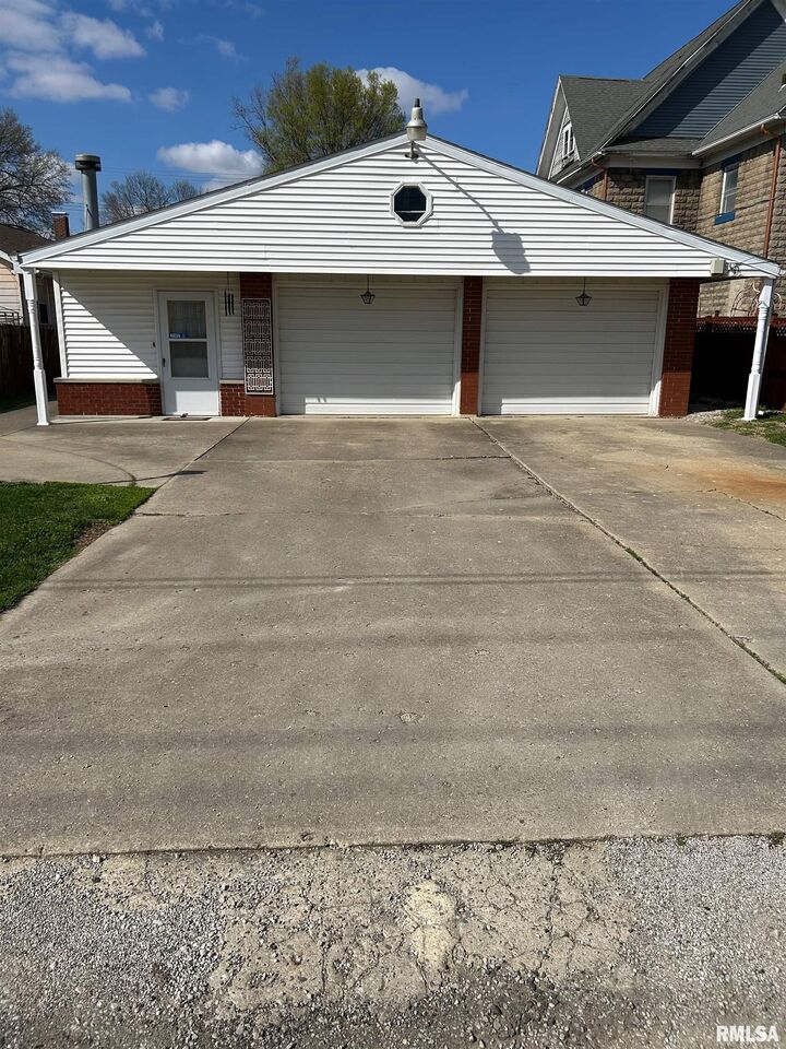 Property Photo:  306 E Poplar Street  IL 62568 