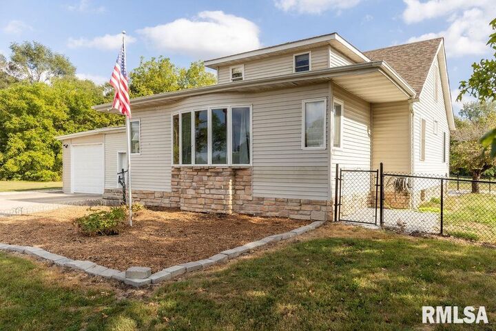 Property Photo:  1100 W Hickory Street  IL 61520 