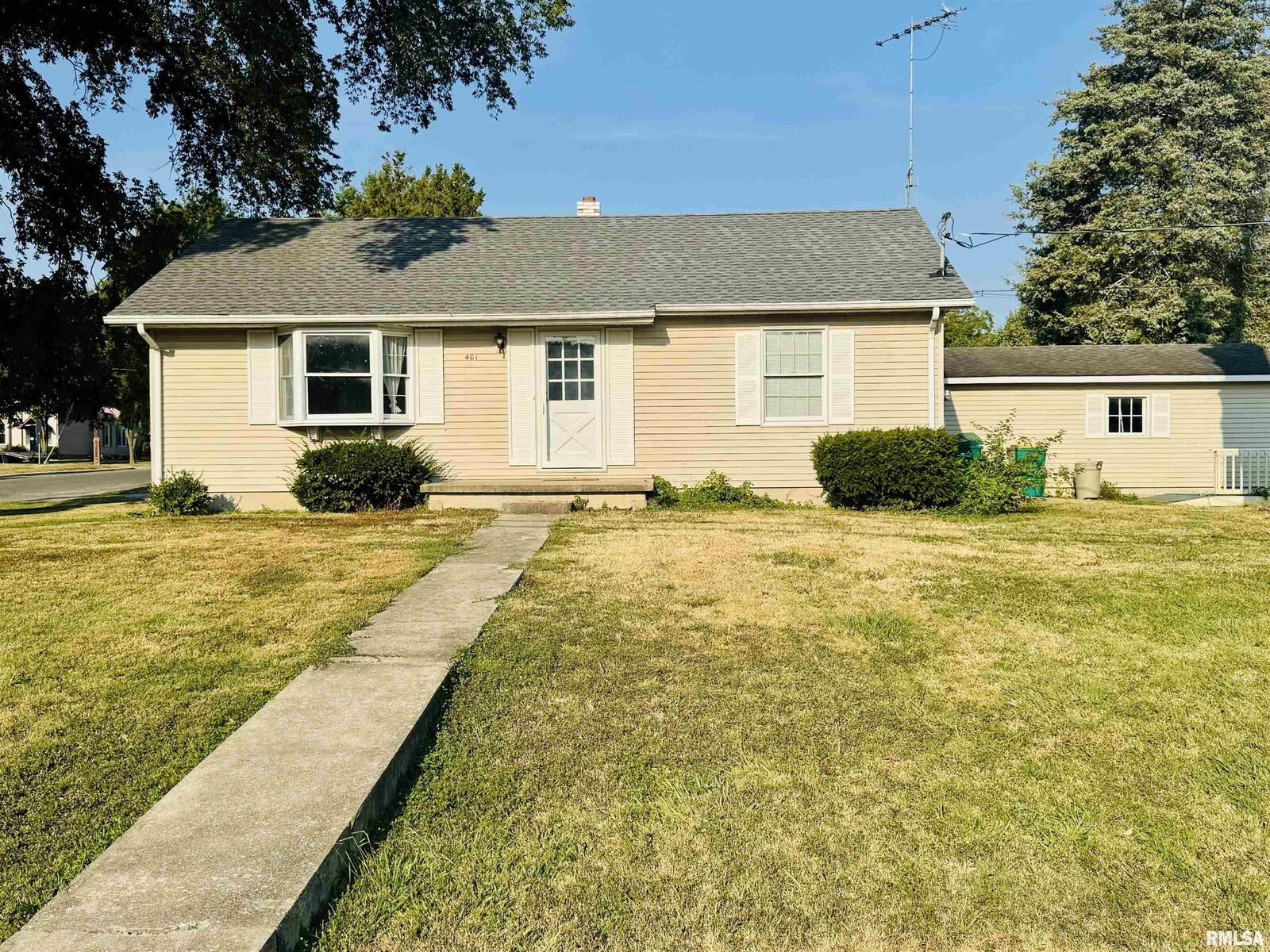 Property Photo: 401 N Nashville Street IL 62271