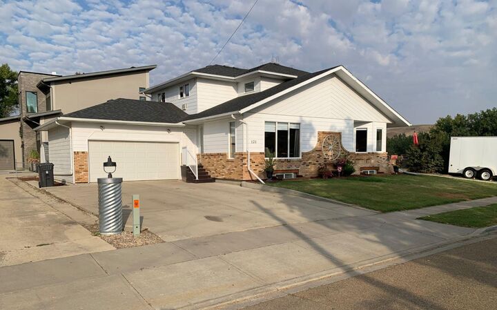 Property Photo:  121 7 Street W  AB T0J 0Y3 