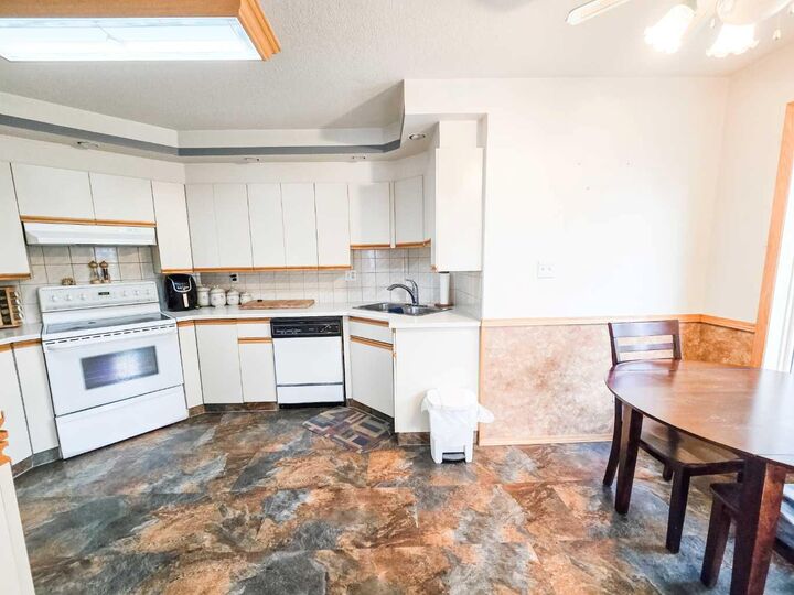 Property Photo: 4918 5 Avenue AB T7E 1T1