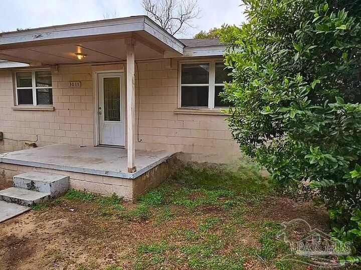 Property Photo: 3011 N Tarragona St FL 32503