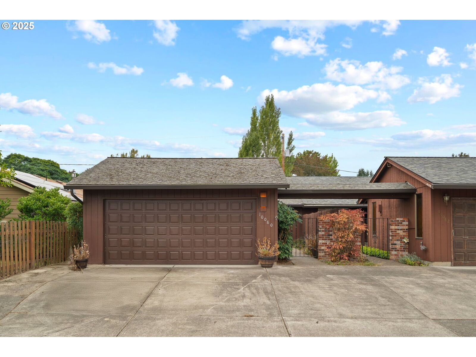 Property Photo:  10080 SW Crystal St  OR 97008 