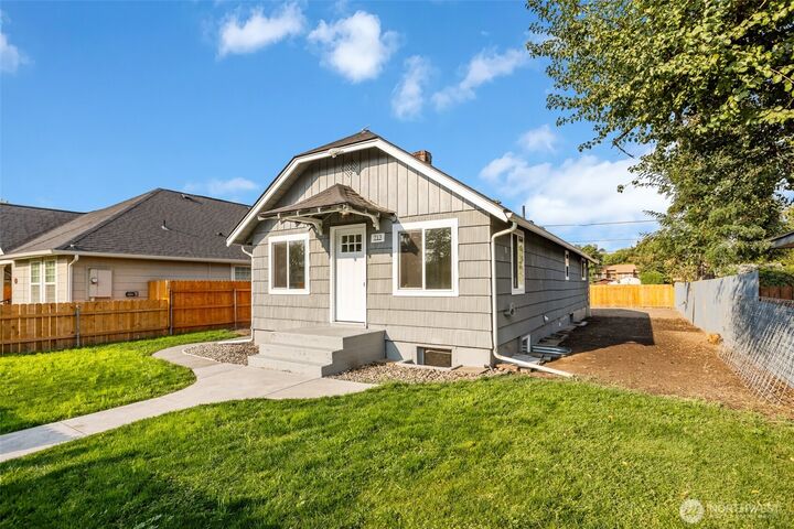 Property Photo: 713 N Roosevelt Street WA 99362