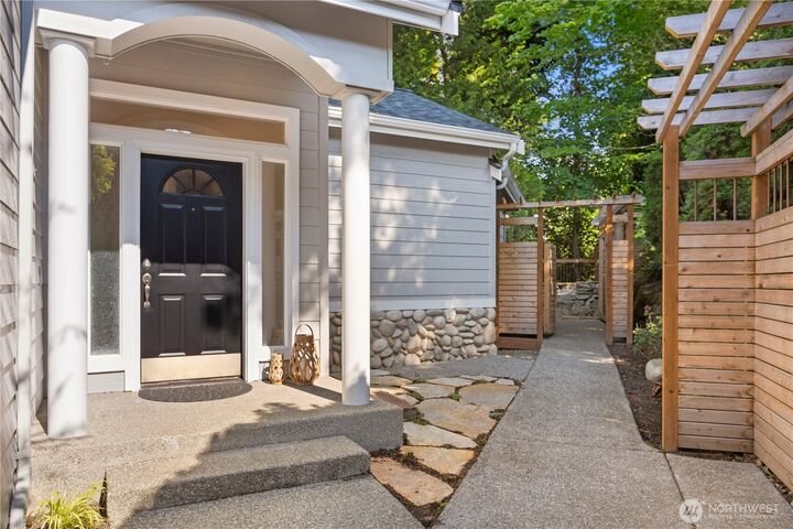 Property Photo:  520  2nd Avenue S  WA 98033