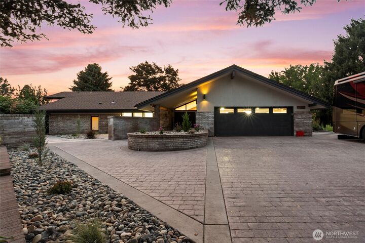 Property Photo:  828 S Skylark Way  WA 99344 