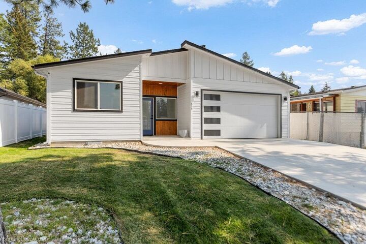 Property Photo: 614 N 2nd St WA 99173