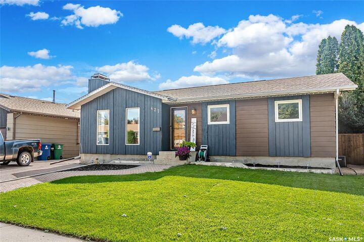 Property Photo:  427 Smith Crescent  SK S7M 5A8 